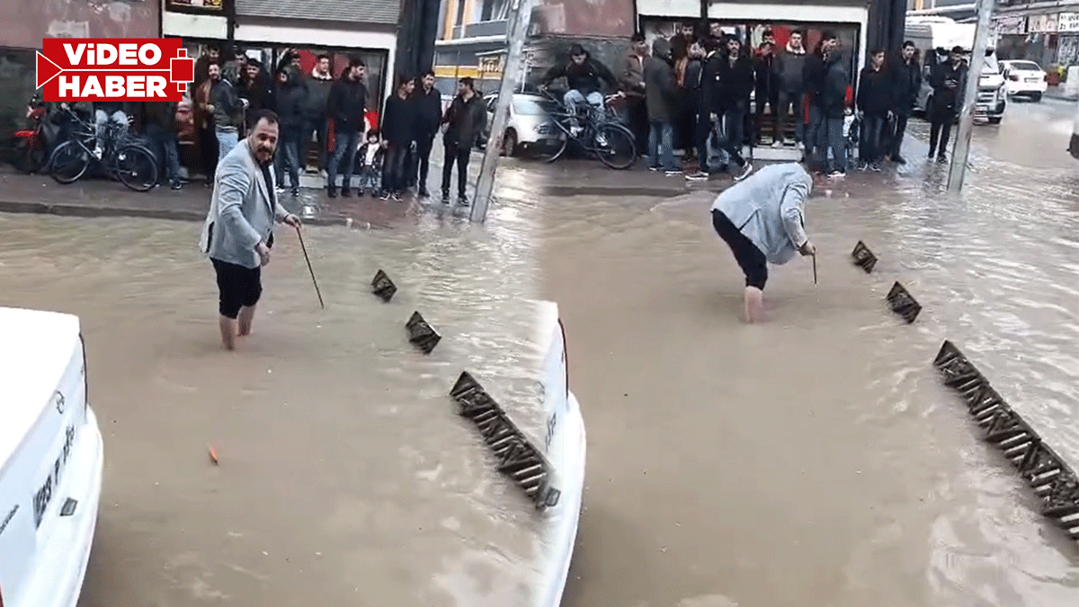 Şanlıurfa’da sel sonrası muhtar paçayı sıvayıp suya girdi!
