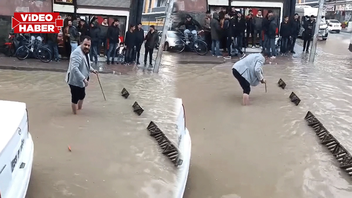 Şanlıurfa’da sel sonrası muhtar paçayı sıvayıp suya girdi!