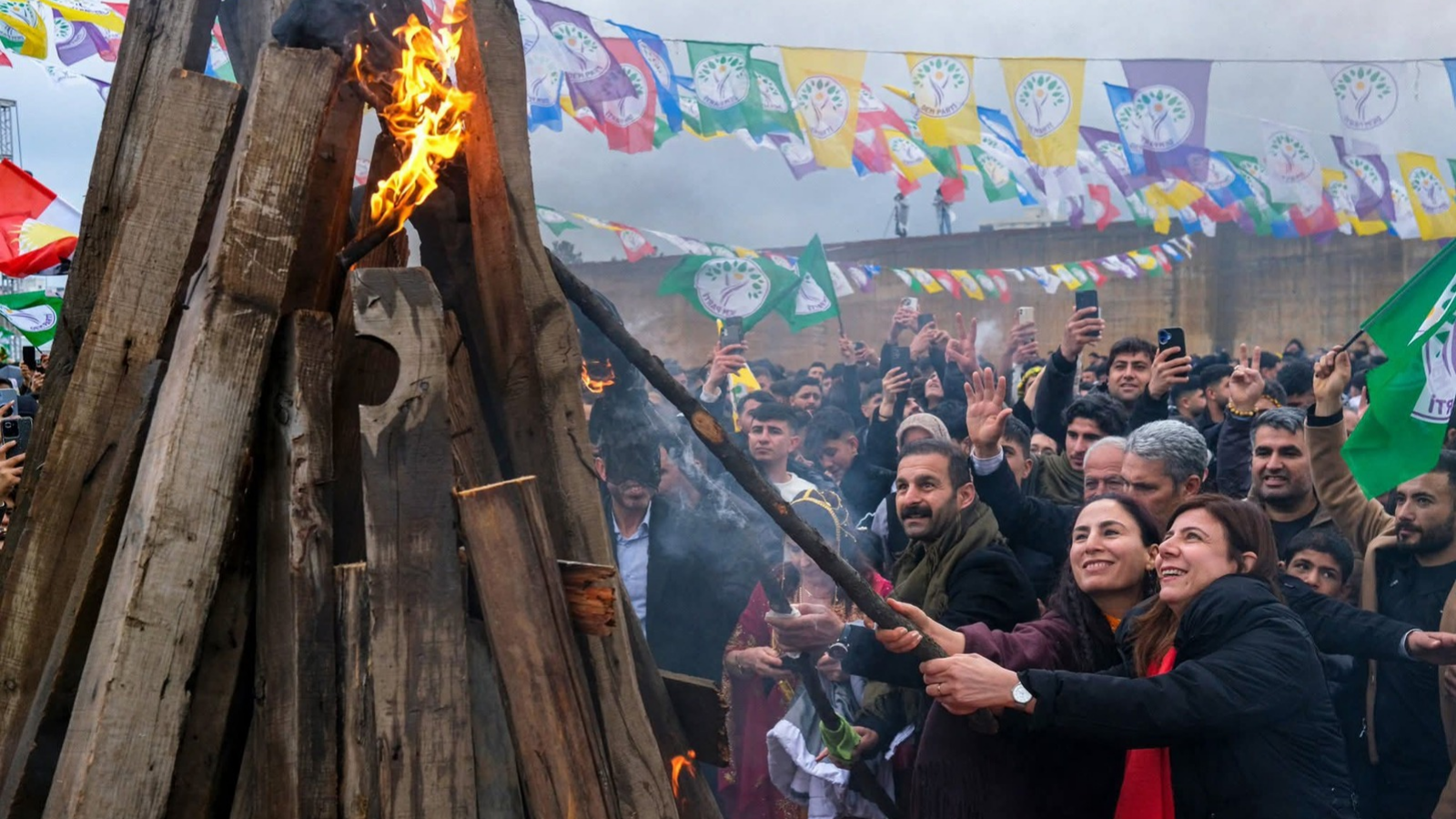 Şanlıurfa'nın bir ilçesinde daha Newroz ateşi yandı!