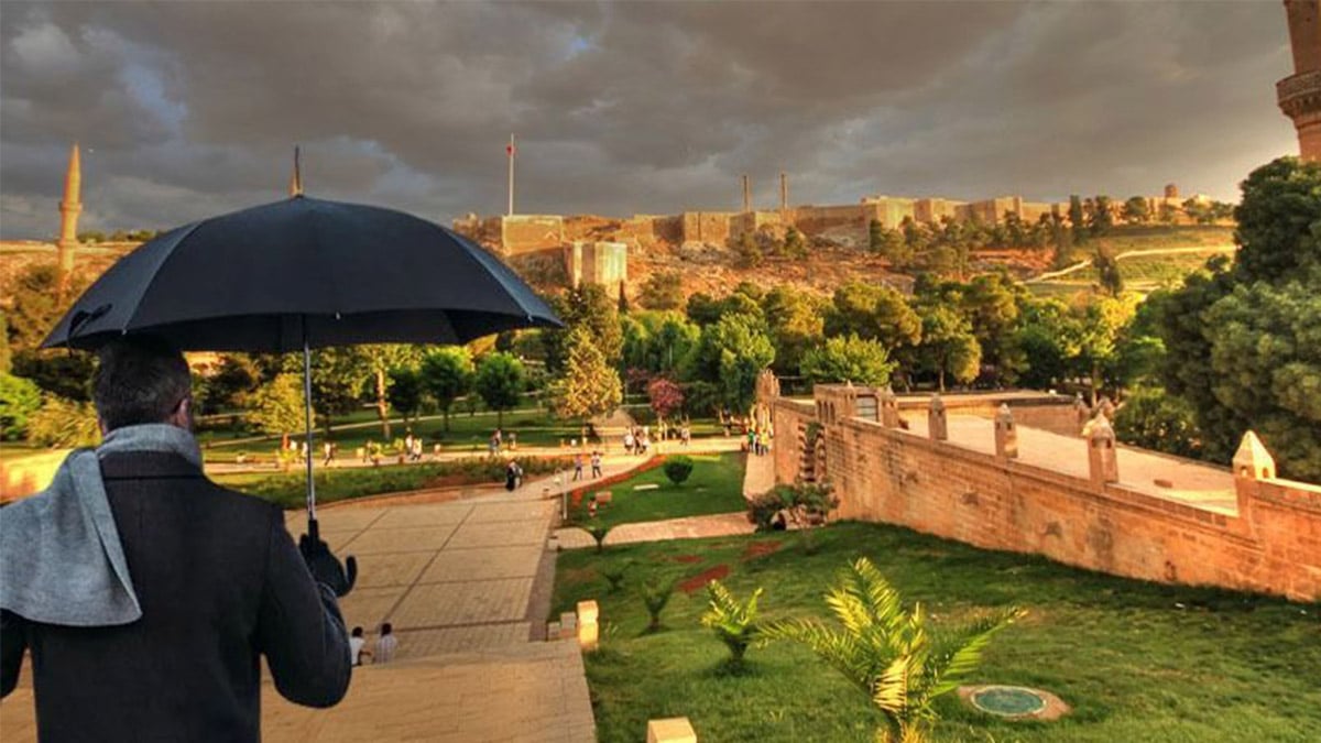 Şanlıurfa semalarında ikisi bir arada! Yağmur beklenirken toz sürprizi...