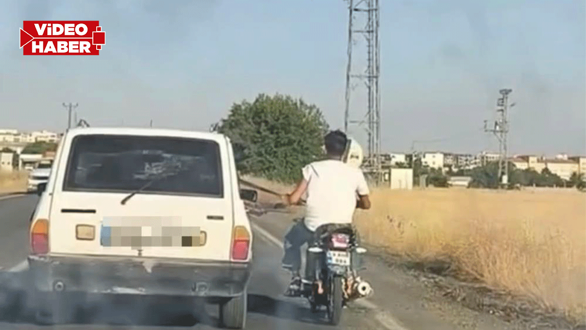 Şanlıurfa’da akıllara durgunluk veren olay: Motosiklet, otomobil kemerine tutunarak ilerledi