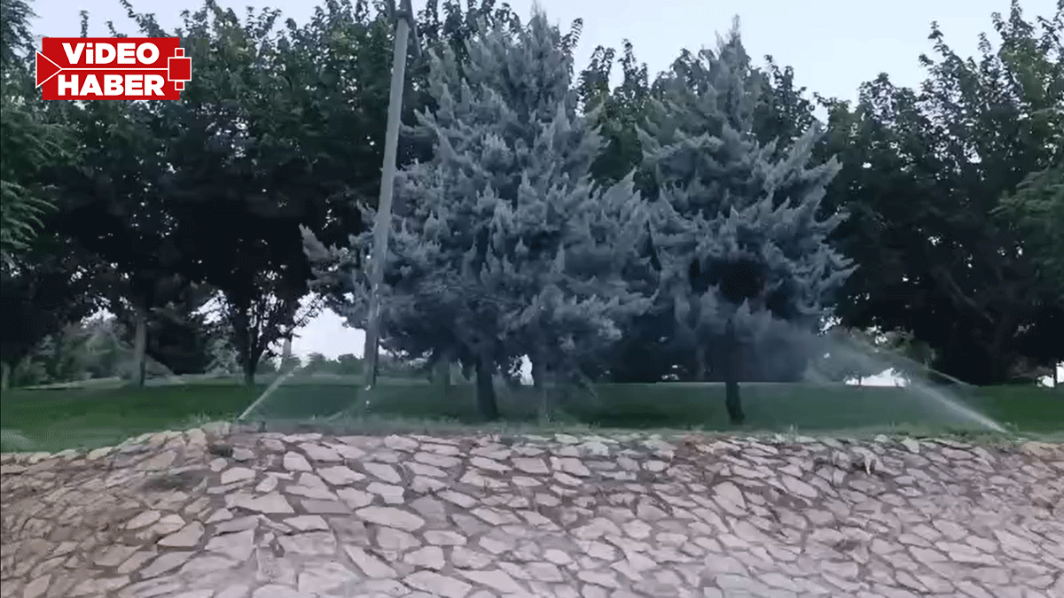 Şanlıurfa’da sıcaktan kaçan vatandaş parka da giremiyor! Akşam serinliği sulamaya takılıyor