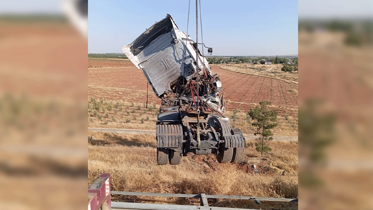 Şanlıurfa’da tır adeta hurdaya döndü! Sürücü ağır yaralandı