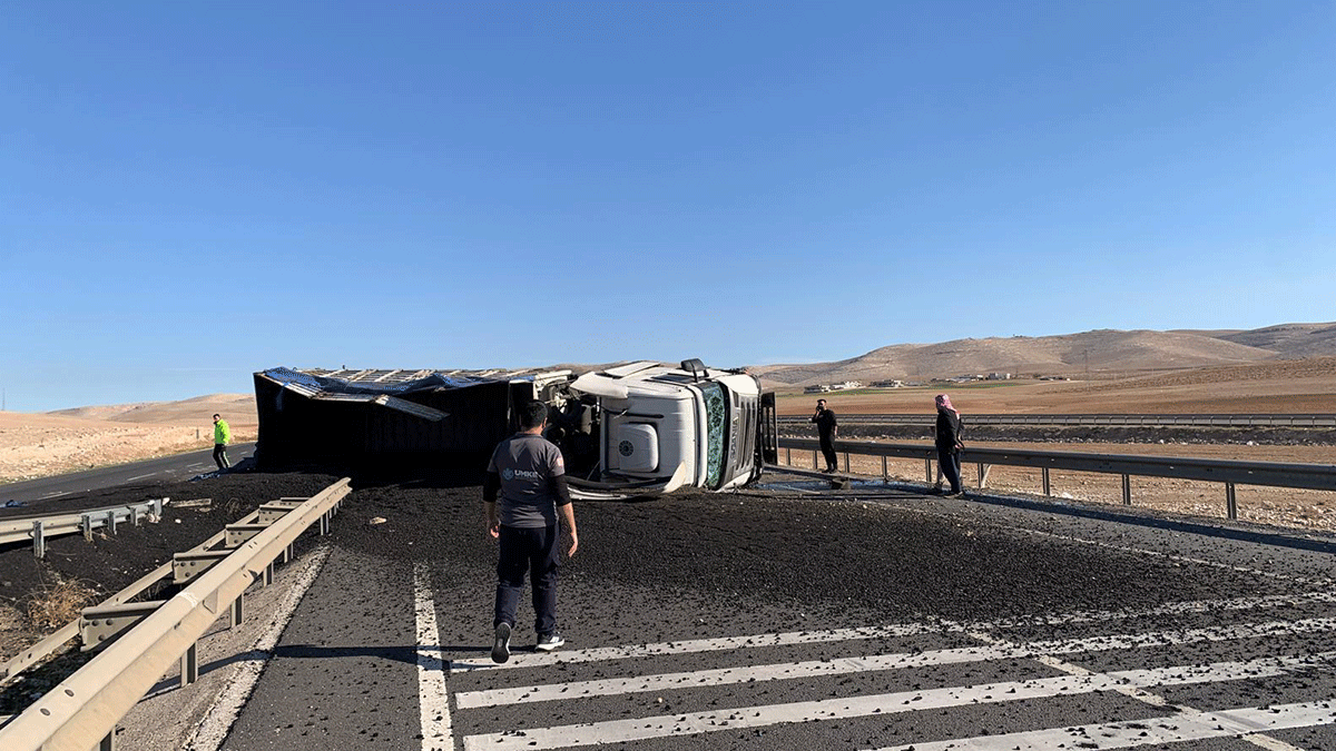 Şanlıurfa’da mucur yüklü tır devrildi! Yol tamamen kapandı