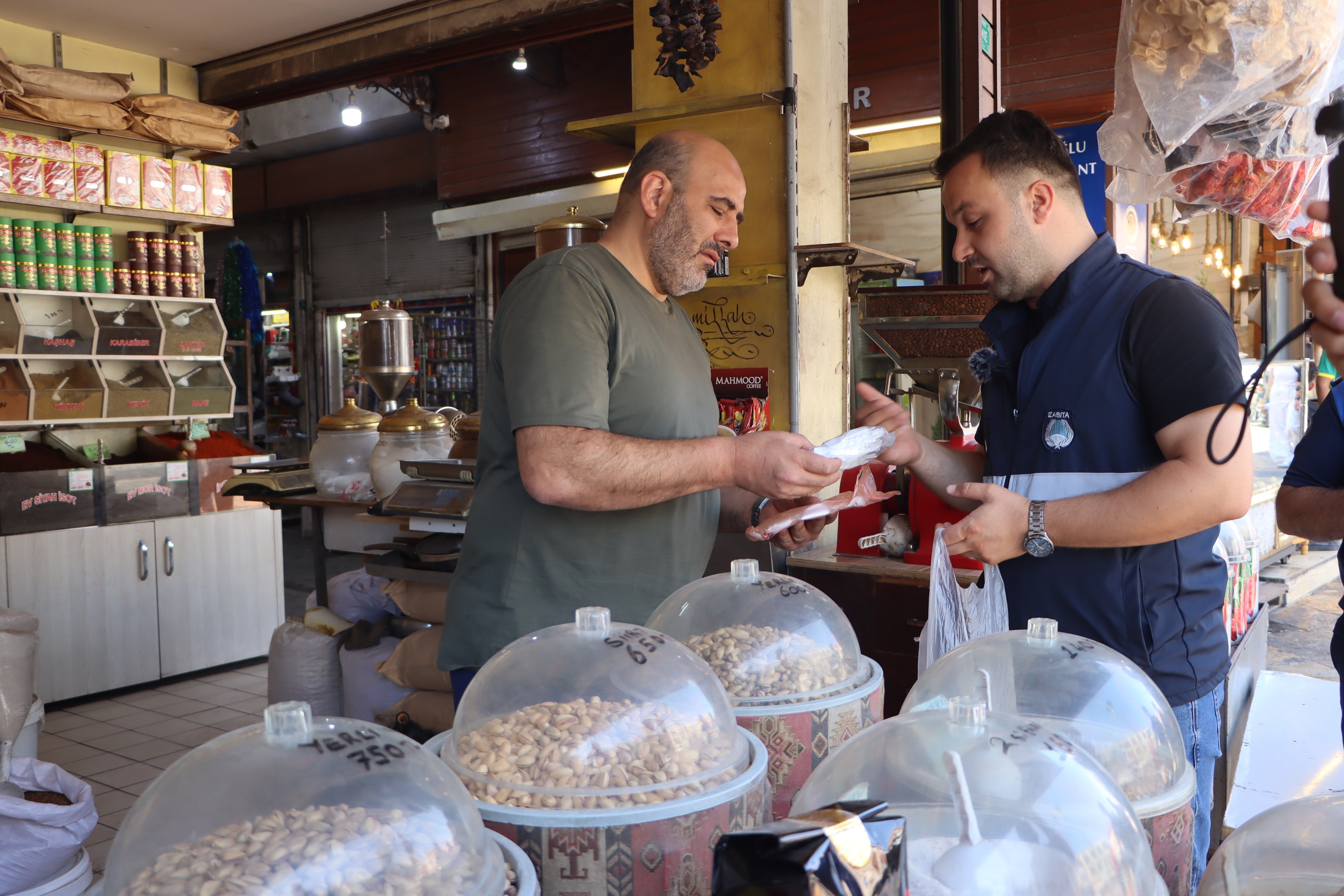 Zabıta elinde binlerce kaşıkla sokağa indi: Şanlıurfa'da o alışkanlık bitiyor!