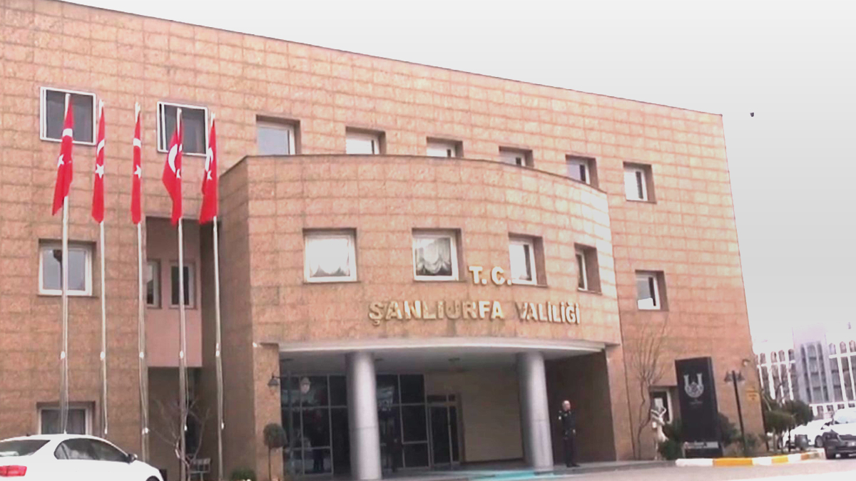 Şanlıurfa'da Hükümet Konağı binasına çıkan şahıs atlamak istedi!