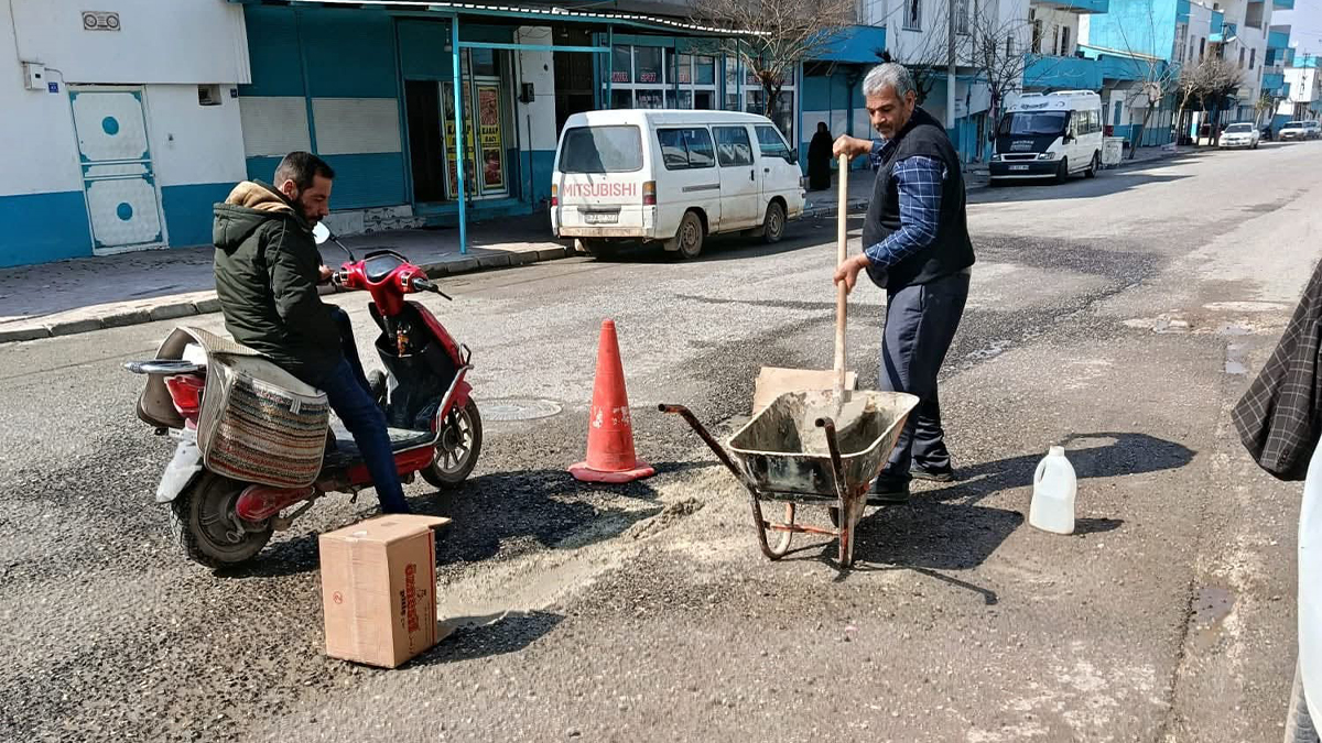 Şanlıurfa’da vatandaşlar kendi yolunu kendisi onardı!