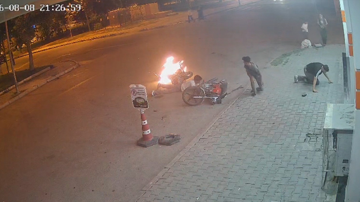 Şanlıurfa’da kaza sonrası motosiklet alev aldı!