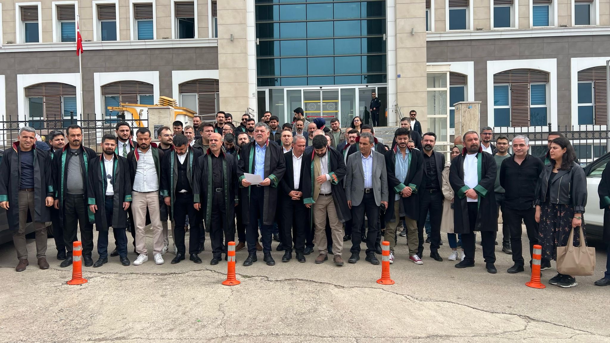 Şanlıurfa’da avukatın darp iddiasına sert tepki!  “Hukuk devleti gitti, polis devleti geldi”