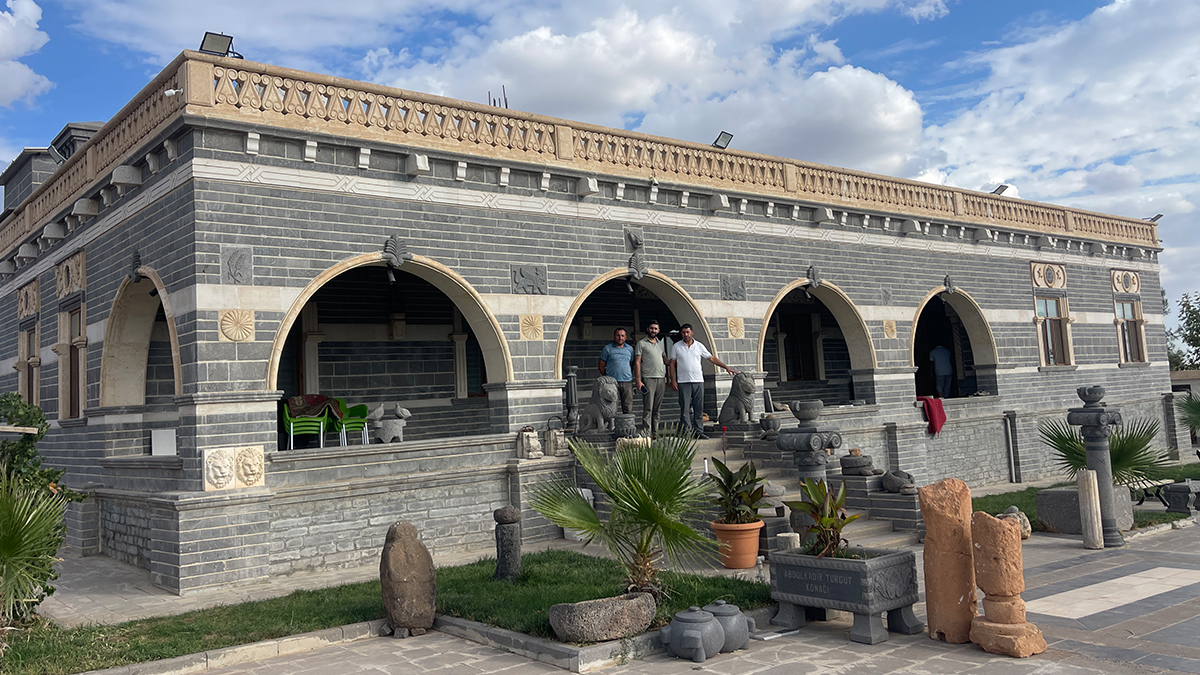 Şanlıurfa’da bazalt taşından köy konağı! Görenleri hayran bırakıyor