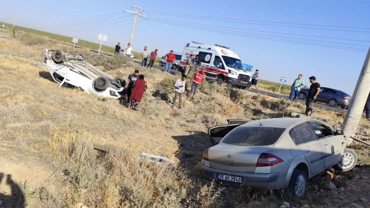 Şanlıurfa’da çarpışan arabalar şarampole uçtu! Yaralılar var