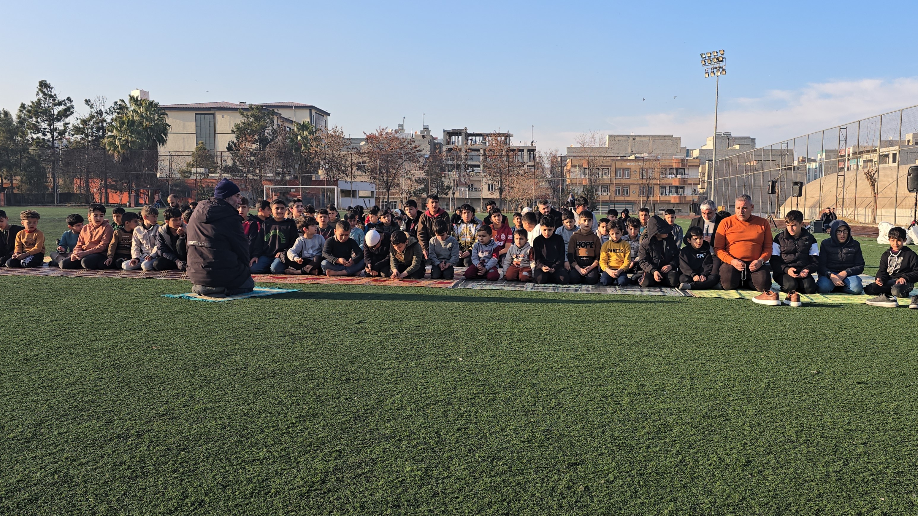 Şanlıurfa’da çocuklar futbol sahasında yağmur duası yaptı!