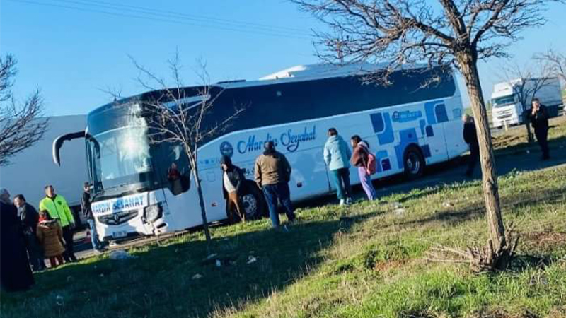 Şanlıurfa’da faciaya ramak kaldı!  Yolcu otobüsü refüje girdi