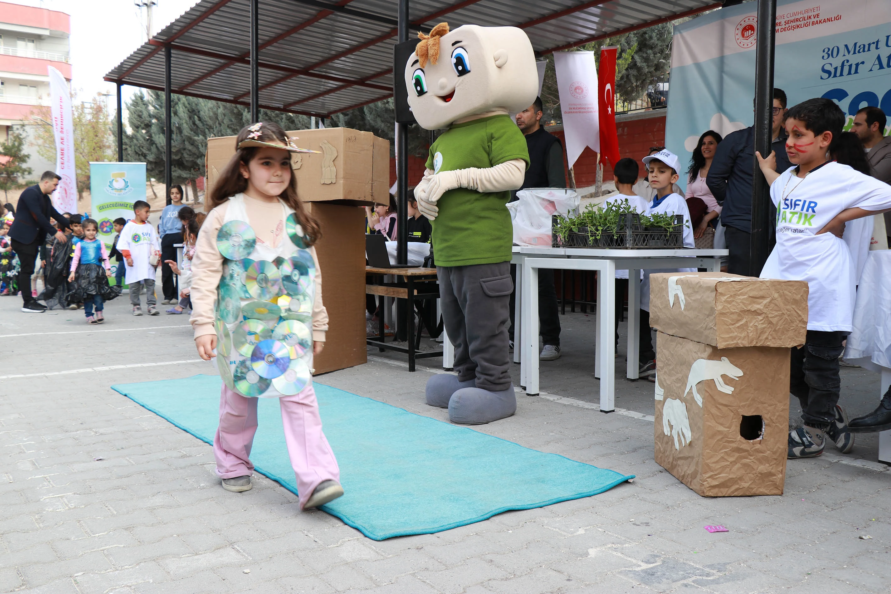 Şanlıurfa’da geri dönüşümle muhteşem defile! Minik kalpler podyumda parladı