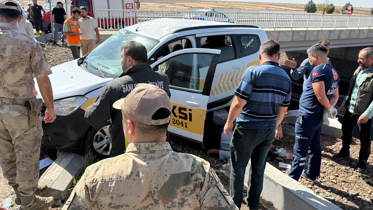 Şanlıurfa’da saman yüklü kamyon taksiyle çarpıştı! Yaralılar var
