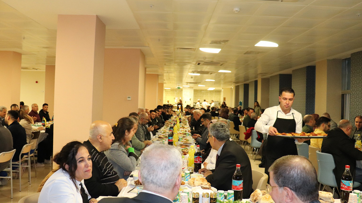 Şanlıurfa’da hastane personeli iftarda bir araya geldi!