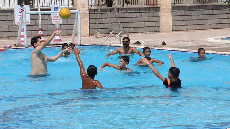 Şanlıurfa’da havuzda hem eğitim hem oyun