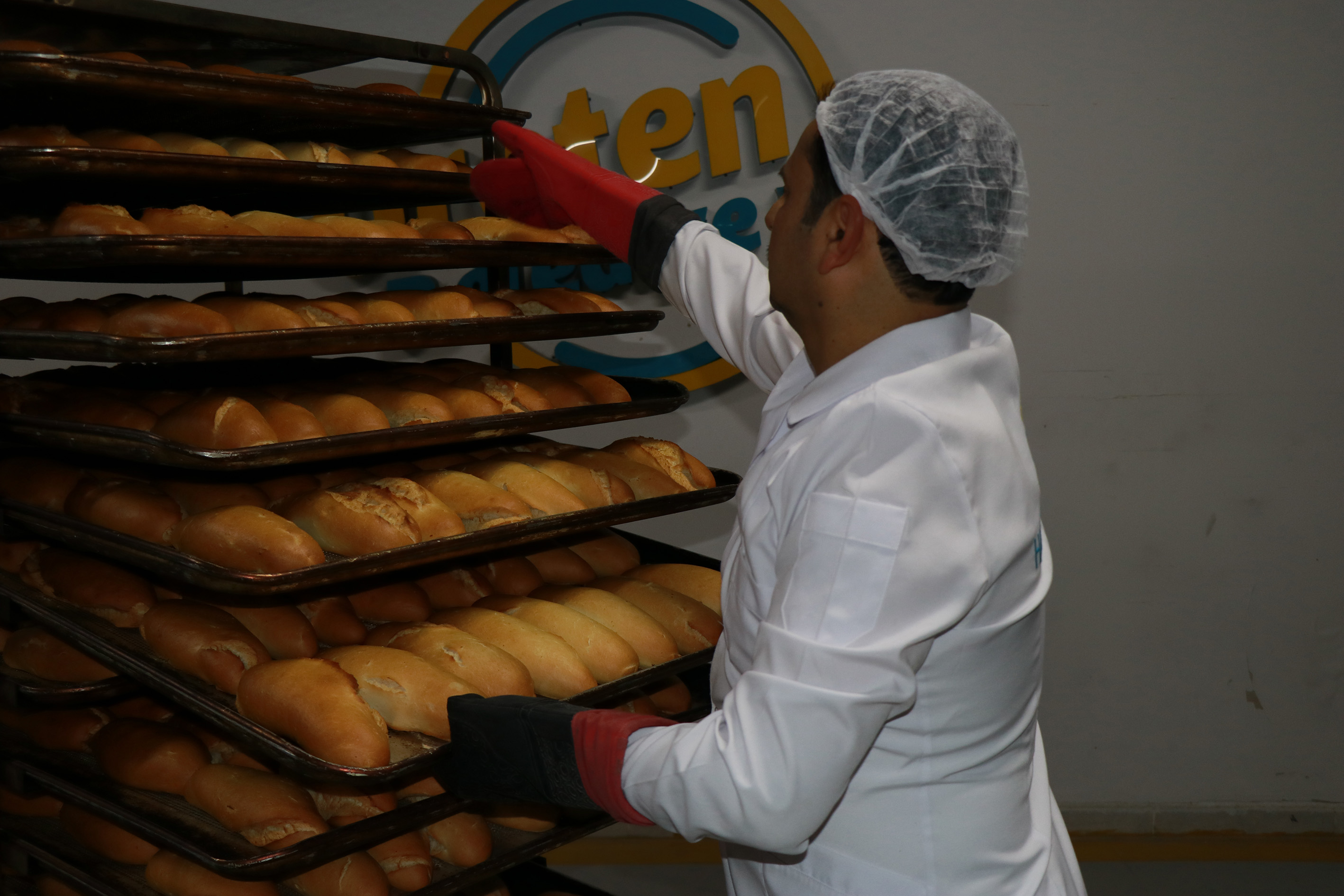 Şanlıurfa’da iftar sofralarına binlerce ücretsiz ekmek!