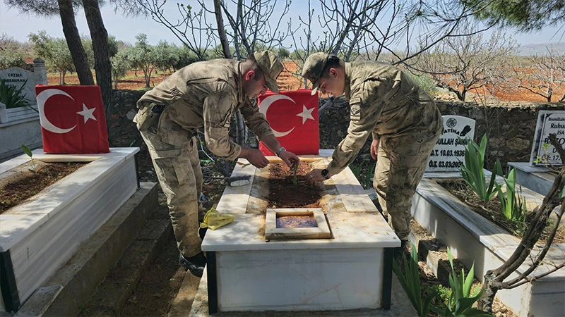 Şanlıurfa’da jandarma ekipleri şehit mezarlarını elleriyle temizledi