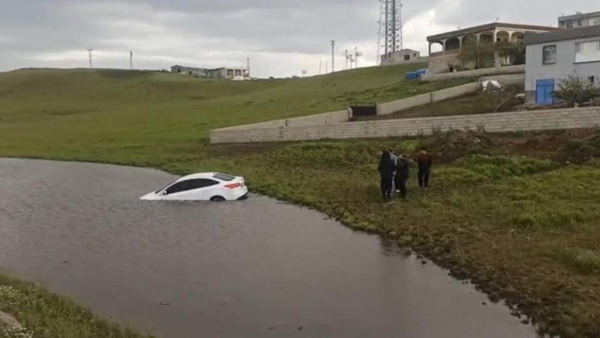 Şanlıurfa’da korku dolu anlar: Otomobil gölete uçtu