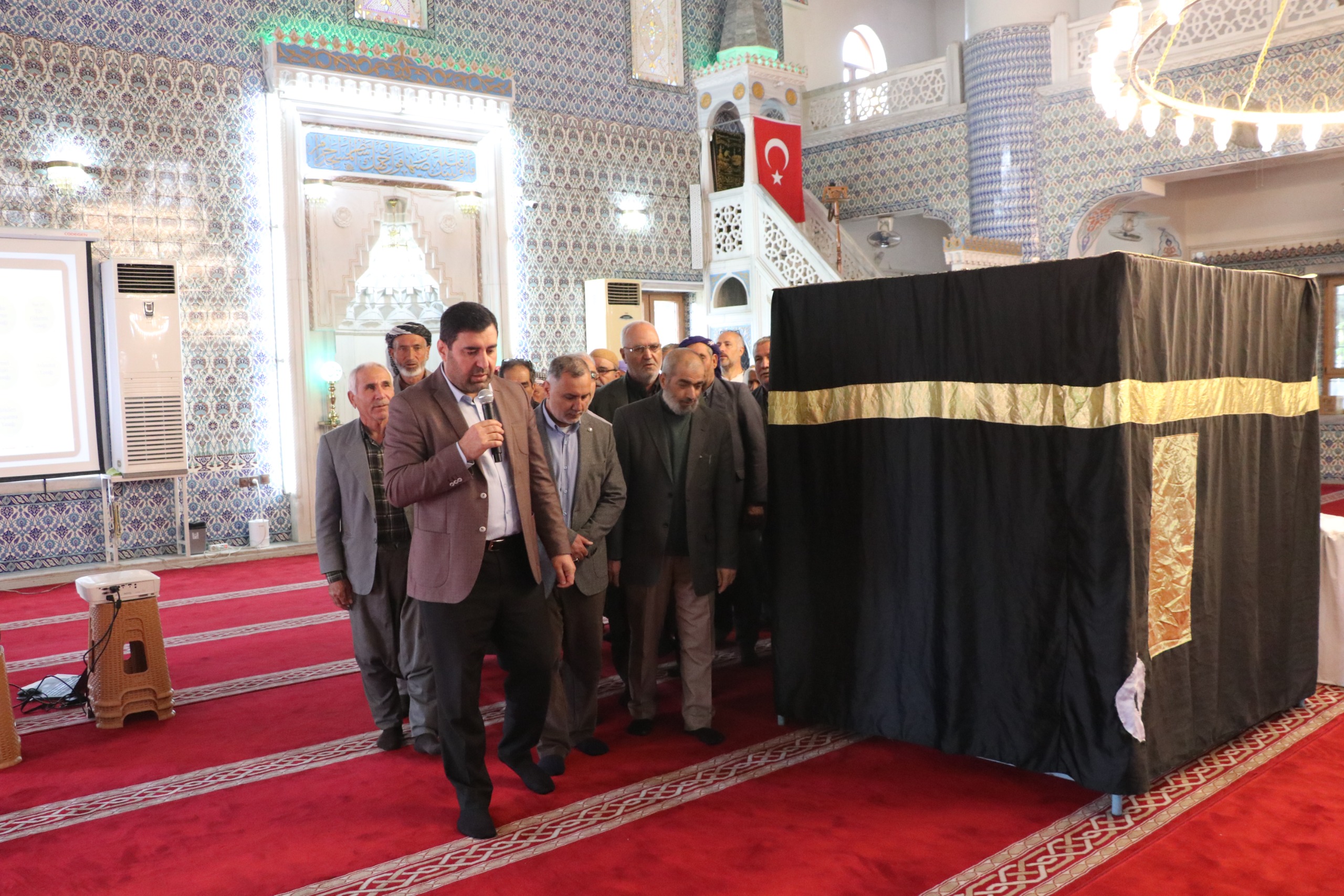 Şanlıurfa’da kutsal yolculuğun provası! Kabe maketi etrafında temsili tavaf