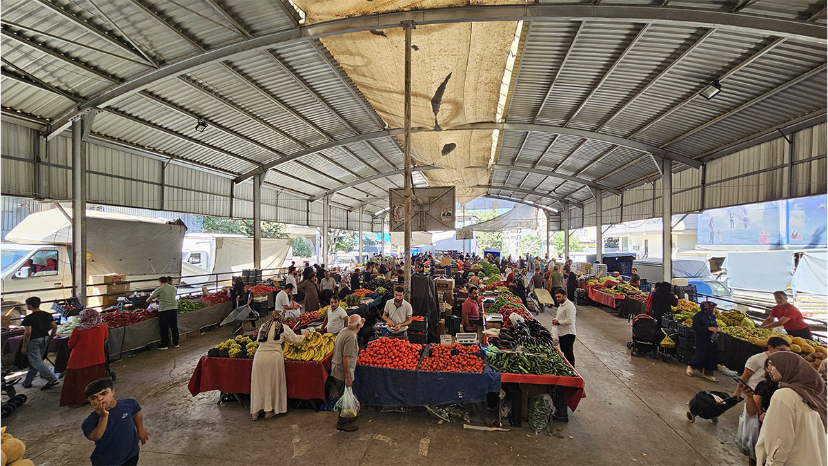 Şanlıurfa’da pazarda manzara şaşırttı: Kilosu 10 TL, alan kasa kasa götürüyor!