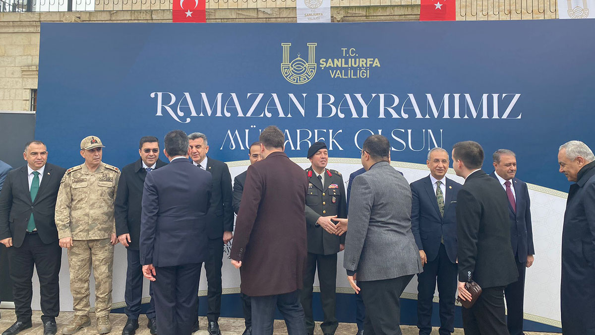 Şanlıurfa’da protokol ile vatandaş camide bayramlaştı! Yoğun ilgi…