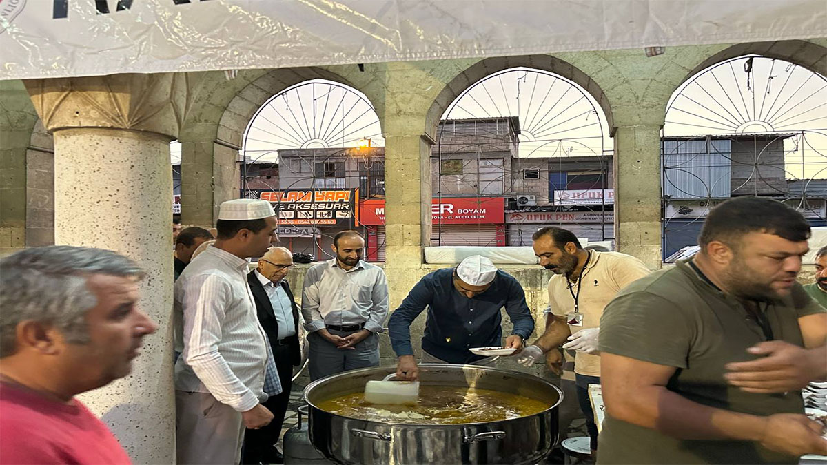 Şanlıurfa’da sabah namazı sonrası binlerce kişiye tirit ikramı!