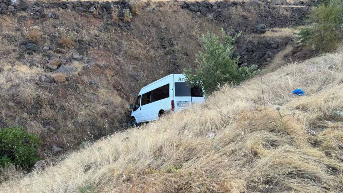 Şanlıurfa’da tarım işçilerini taşıyan minibüs şarampole uçtu! Yaralılar var