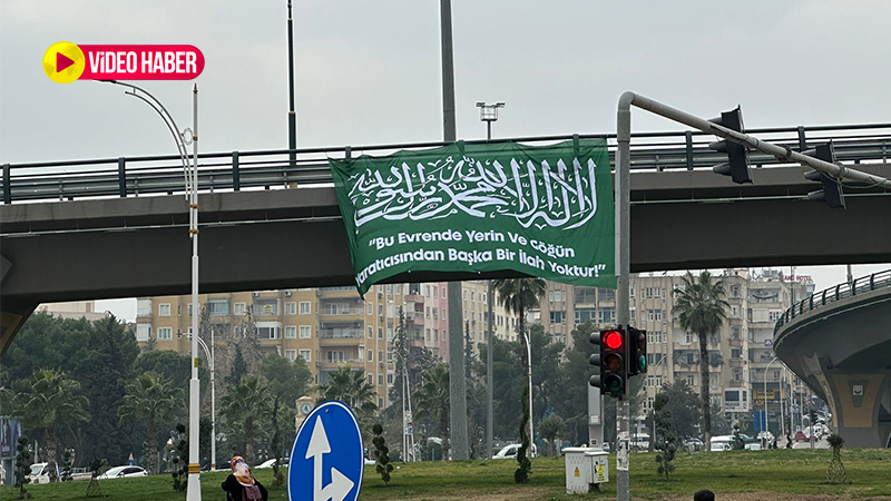 Şanlıurfa'da “tevhid bayraklı” protesto!  Zabıta ekipleri bayrağı kaldırdı