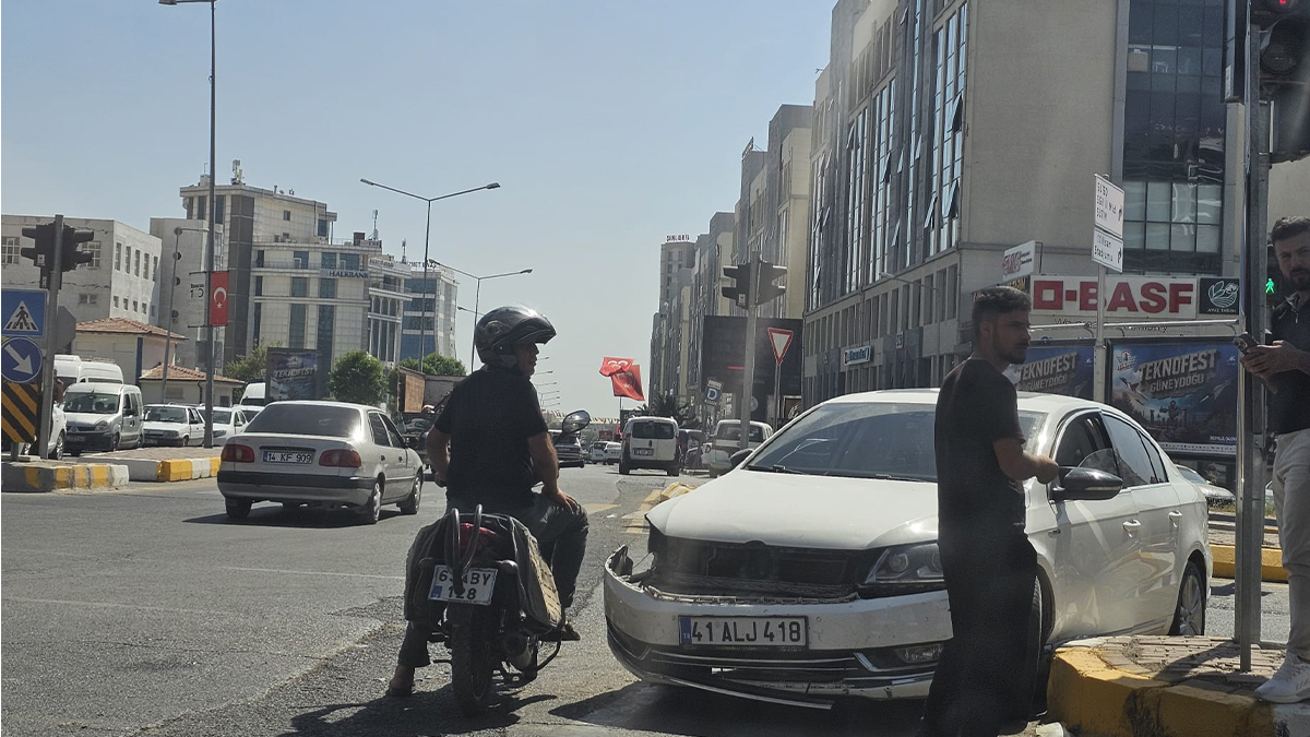 Şanlıurfa’da cadde üzerinde maddi hasarlı kaza!