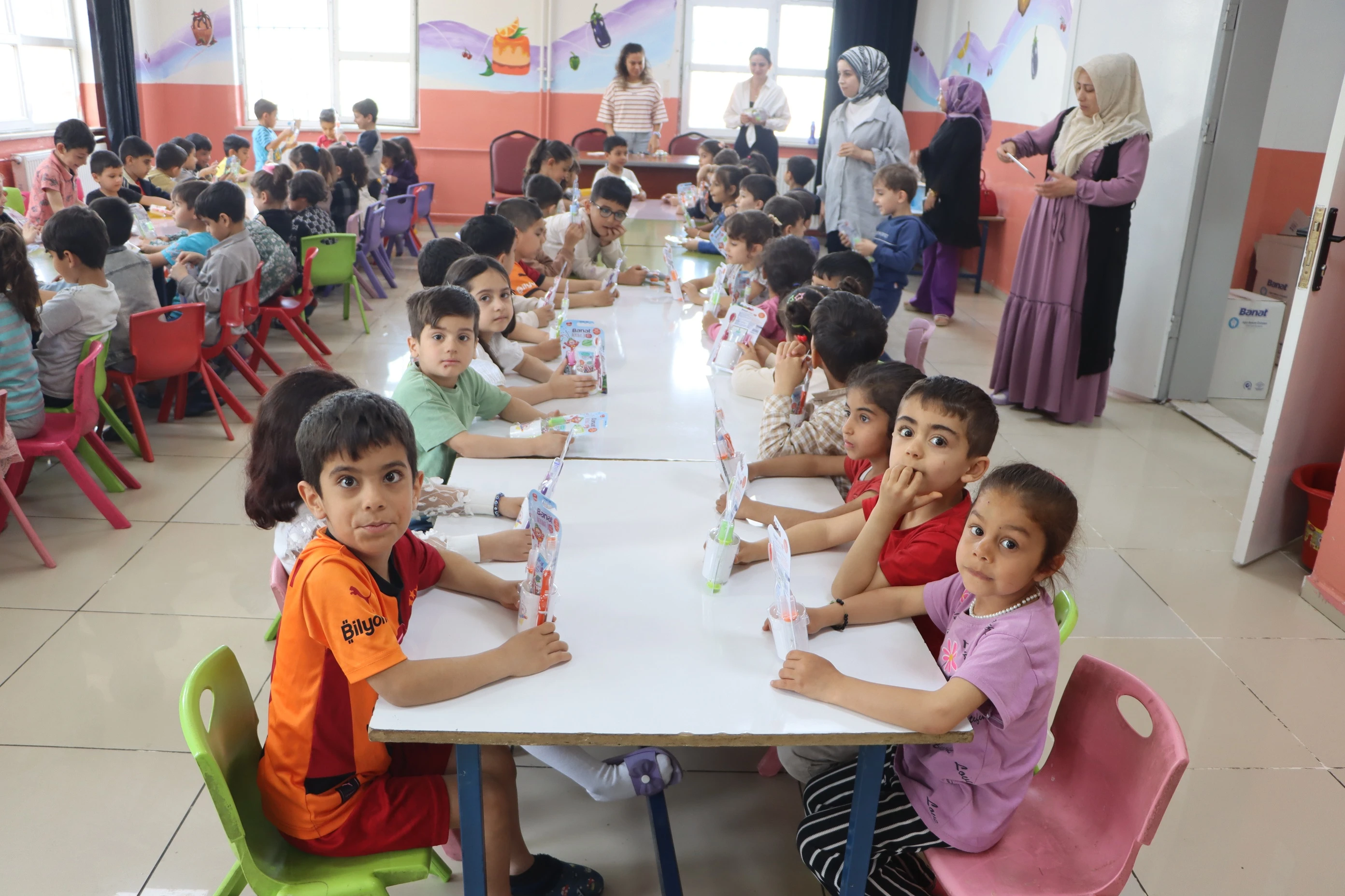 Şanlıurfalı minikler eğlenerek öğrendi, hediyelerle mutlu oldu!