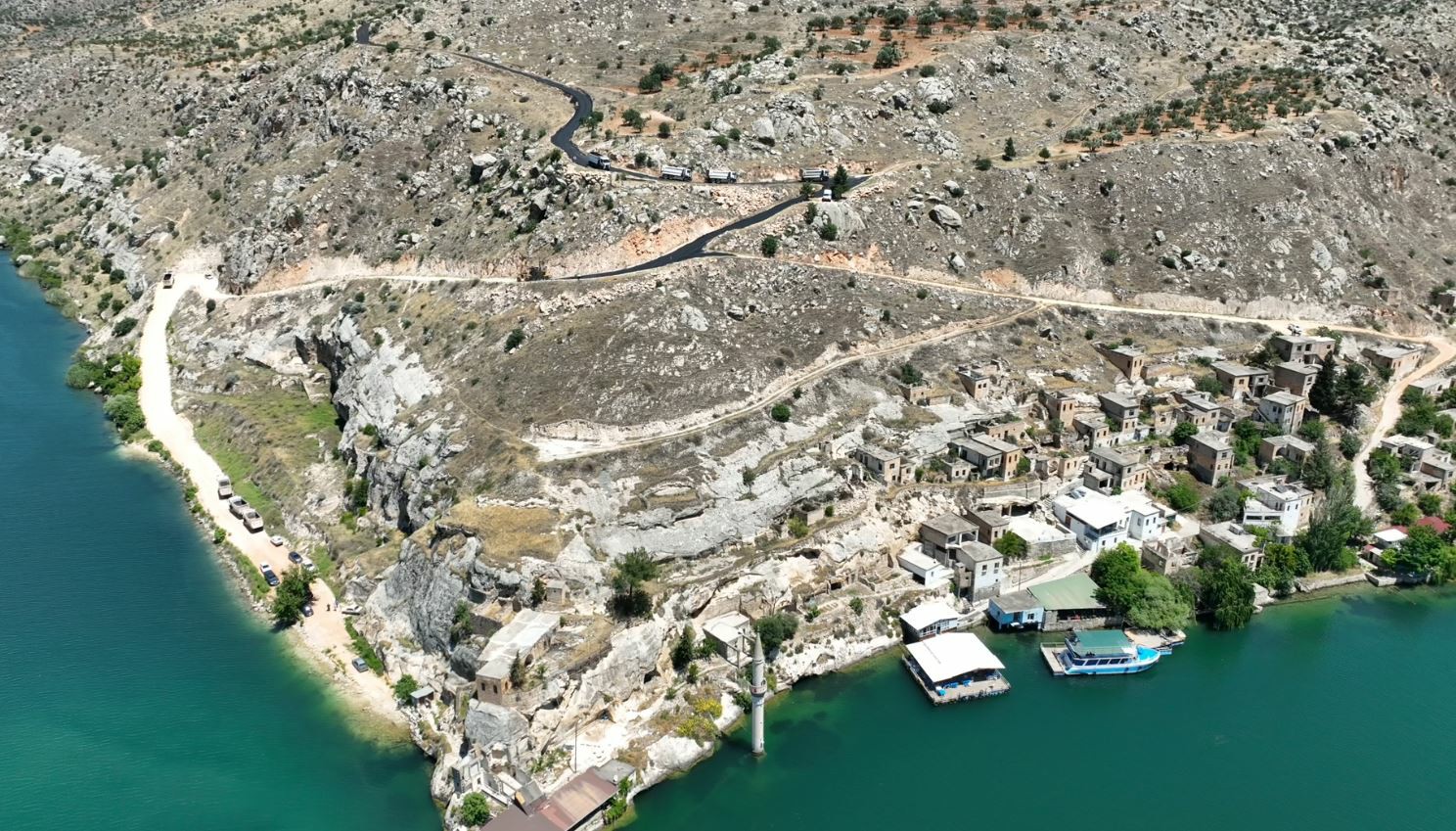 Şanlıurfa’nın en şirin köyü 25 yıl sonra yola kavuştu!