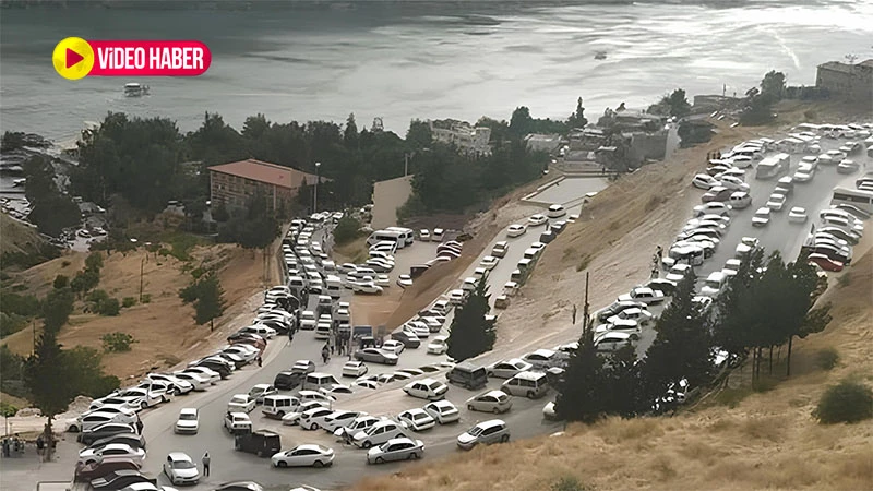 Şanlıurfa’nın ilçesinde nüfus iki katına çıktı! Araçlar ilçeye sığmadı…