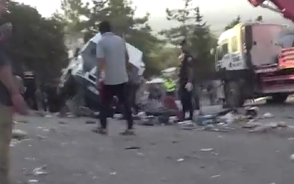 Katliam gibi kaza: 5 ölü, 17 yaralı