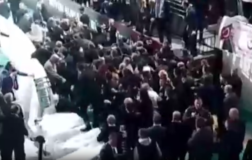 Kurultayda koltuk kavgası