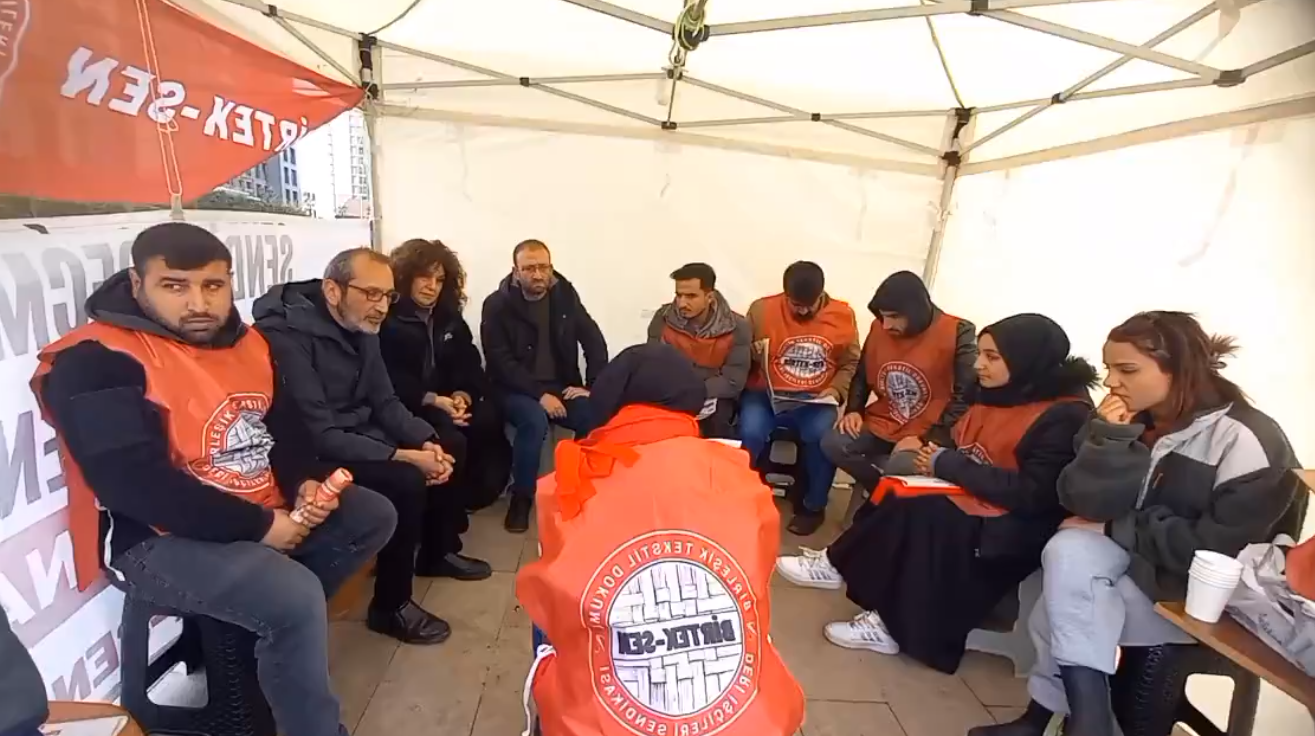 Özak Tekstil işçilerinin eylemi İstanbul'da holding önünde sürüyor
