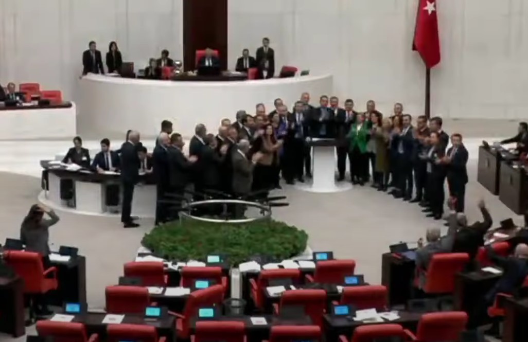 CHP'li vekiller emekli zammını alkışlayarak protesto etti!
