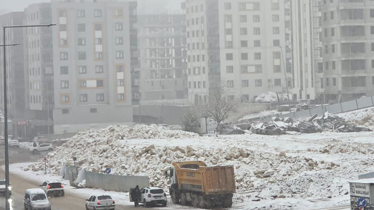 Şanlıurfa’da yoğun kar ulaşımı felç etti! İşte ulaşıma kapanan yollar