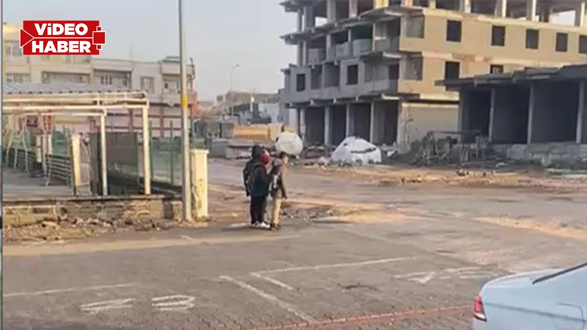 Şanlıurfa’da miniklerden okul yolunda büyük saygı!