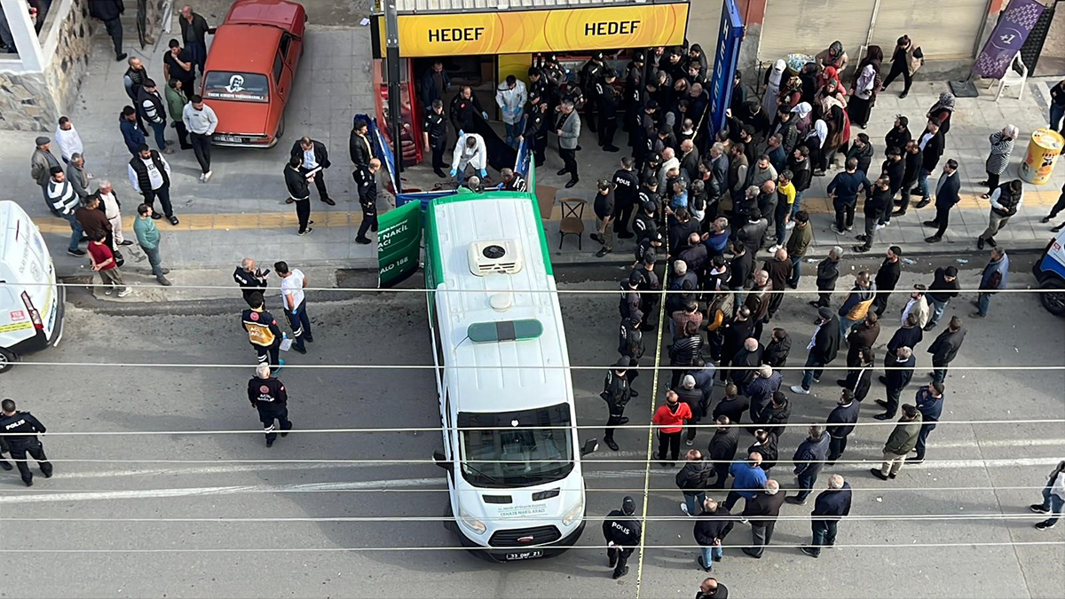 Kan donduran dehşet anları! Anne ve oğlunu sonra büfeciyi katletti