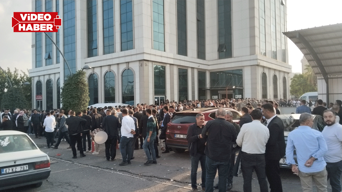 Şanlıurfa’da seçim sonrası kutlamalar başladı! ŞUTB önünde yoğunluk oluştu