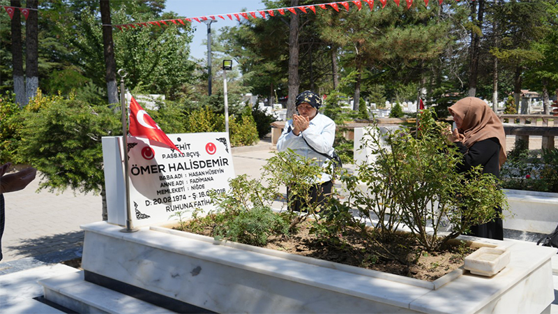 Şehit Ömer Halisdemir’in kabri ziyaretçi akınına uğradı