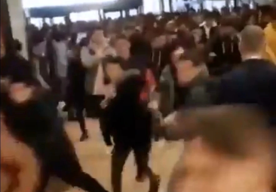 Mağazanın 10 bin TL'lik hediyesini duyan 18 saat öncesinden kuyruğa girdi