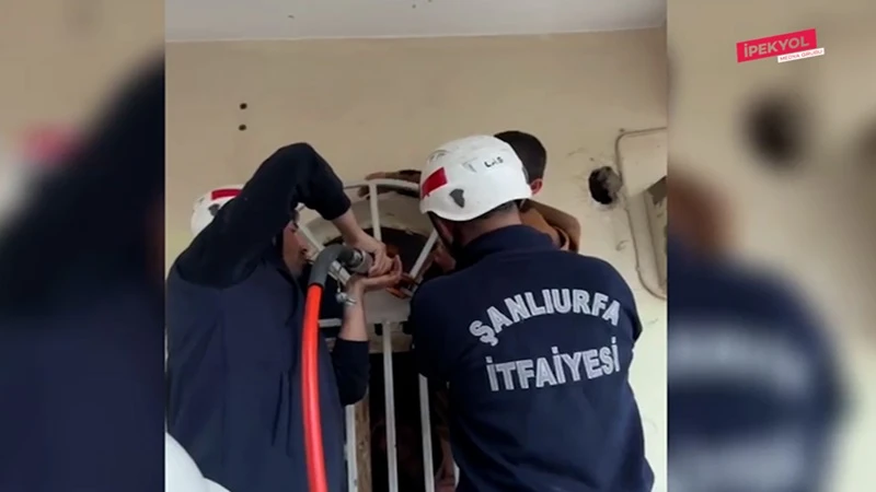 Şanlıurfa'da pencere korkuluğuna sıkışan çocuk kurtarıldı
