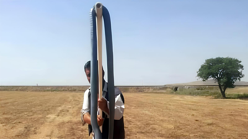 Sıcaklar artınca Güneydoğu’yu istila ettiler! Tarlasındaki dev yılanı sopasıyla yakaladı