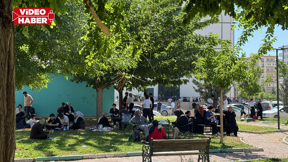 Şanlıurfa’da aileler dışarıda öğrenciler içeride ter döktü