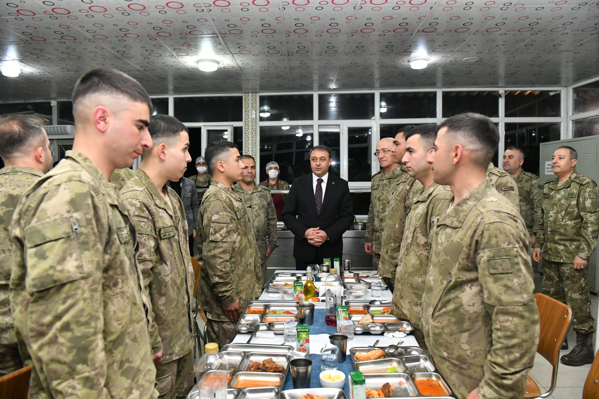 Vali Şıldak iftarını sınırdaki askerlerle yaptı