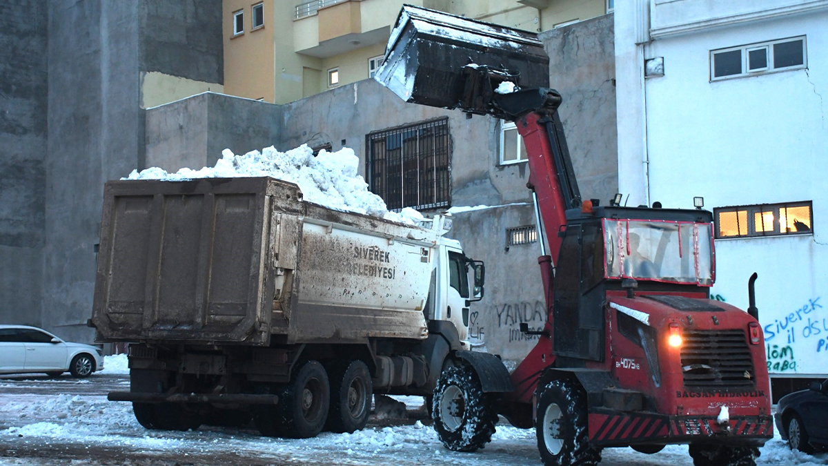 Siverek’te kar manzaraları yerini temizlik çalışmalarına bıraktı