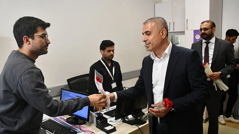 Siverek'te sağlık çalışanlarına karanfil